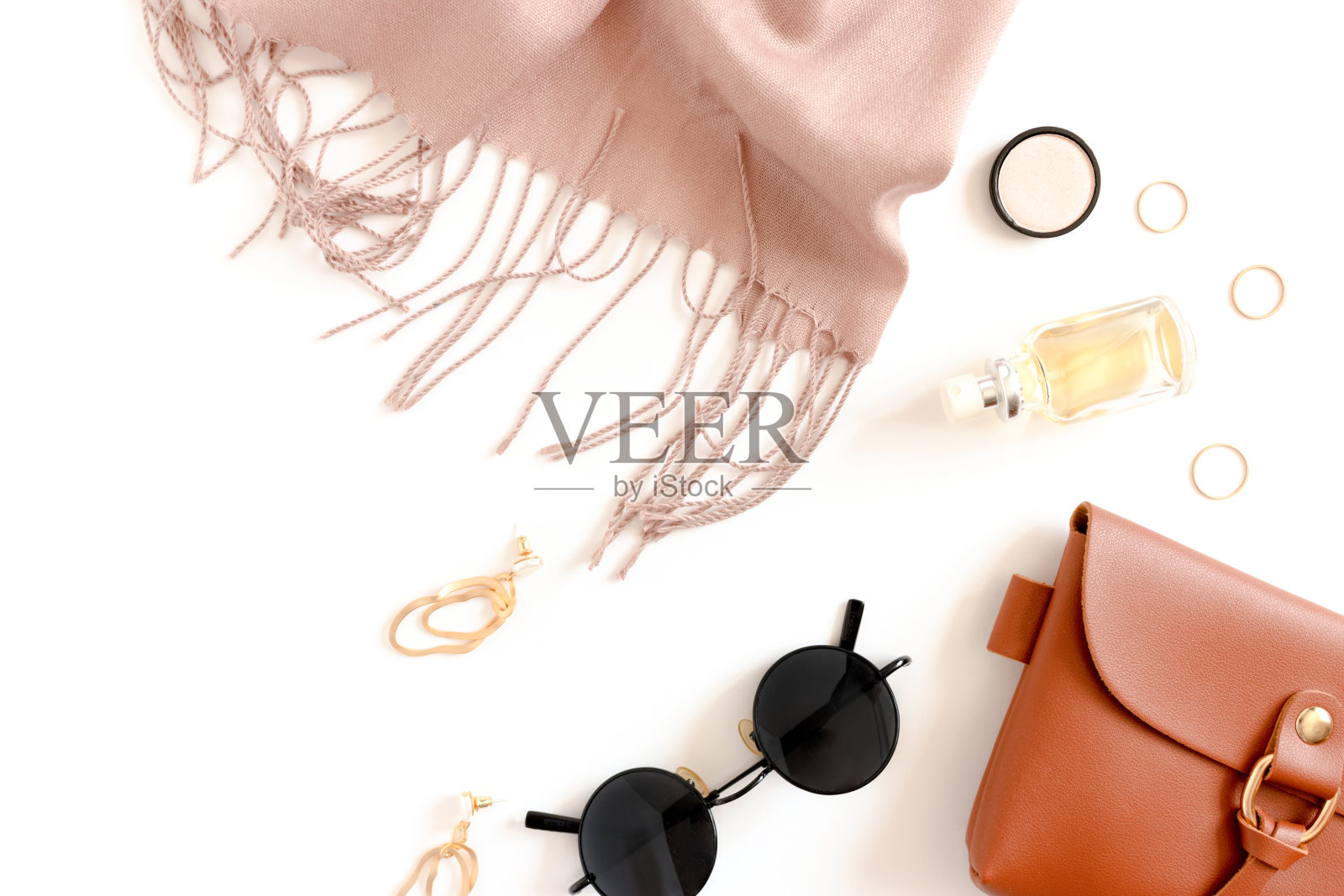 白色的桌子上摆放着时尚的女性化妆品和配饰照片摄影图片