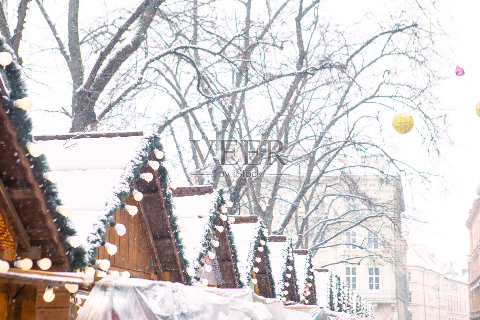城市广场圣诞村的积雪屋顶照片摄影图片
