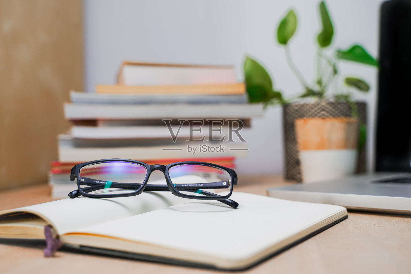 漂亮的工作空间在家里与电脑照片摄影图片