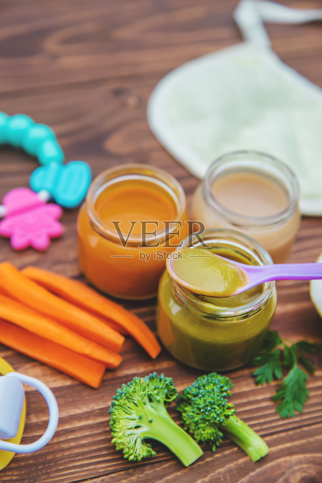 婴儿食品。捣碎的蔬菜和水果装在罐子里。有选择性的重点。照片摄影图片