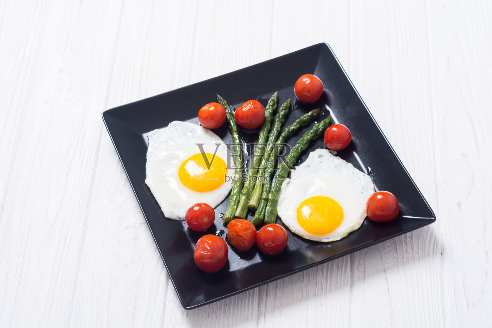 健康早餐,鸡蛋,芦笋和西红柿照片摄影图片