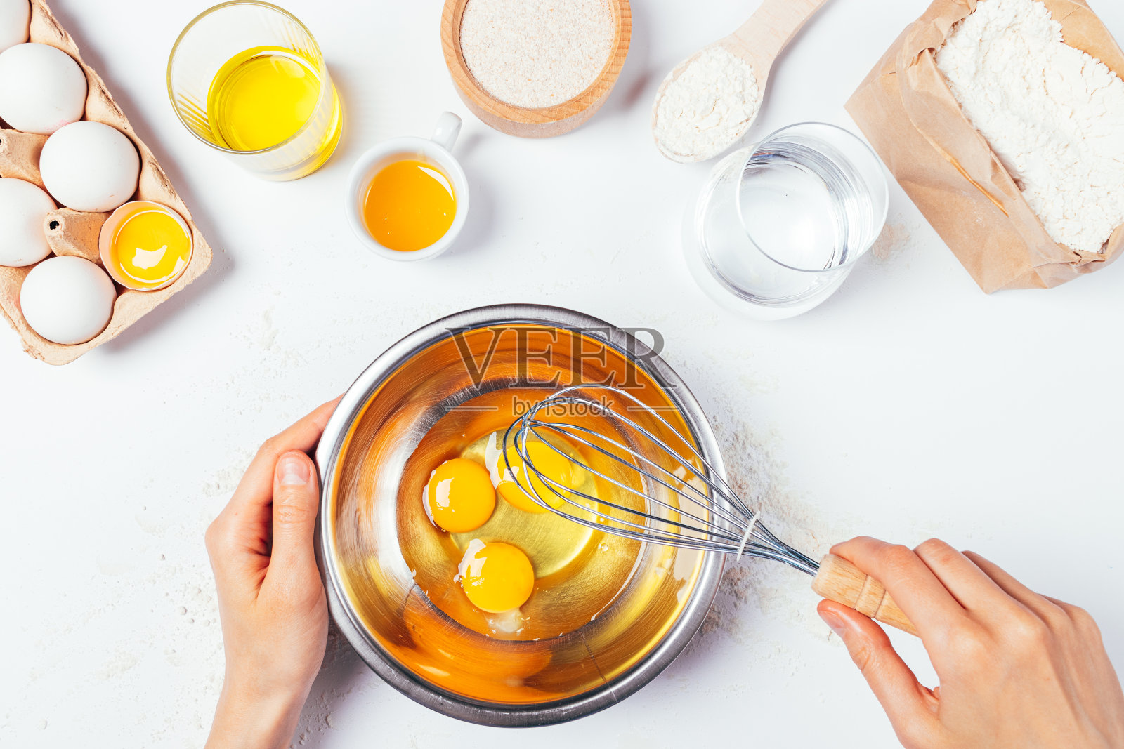 女人的手拿着搅蛋照片摄影图片