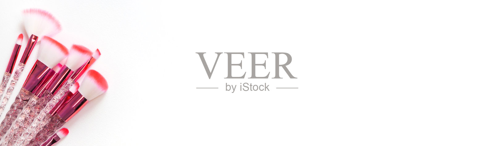 化妆刷在白色的背景上。有选择性的重点。照片摄影图片