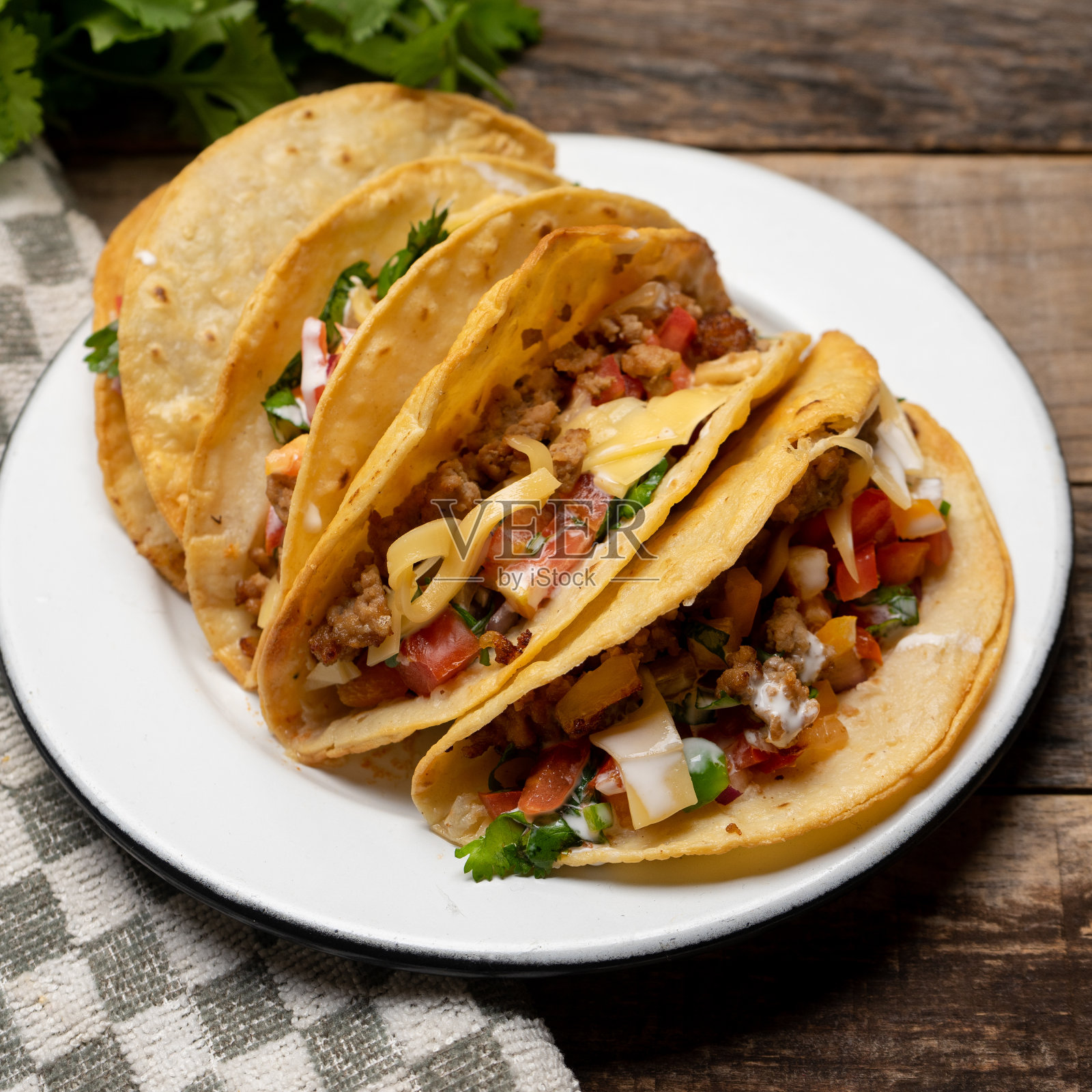 墨西哥硬壳玉米饼与肉和新鲜的酱汁在木背景照片摄影图片