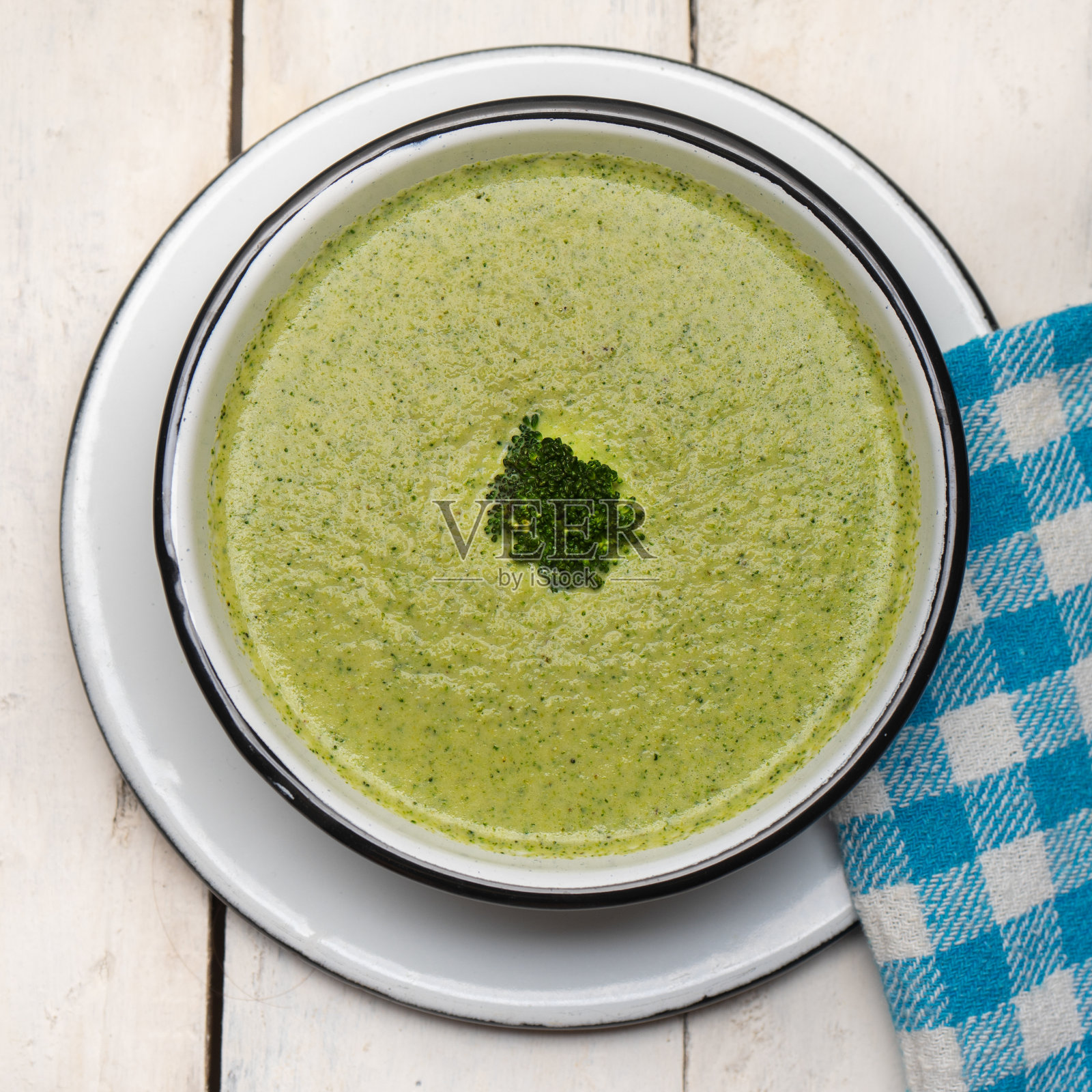 奶油花椰菜汤,白色背景照片摄影图片