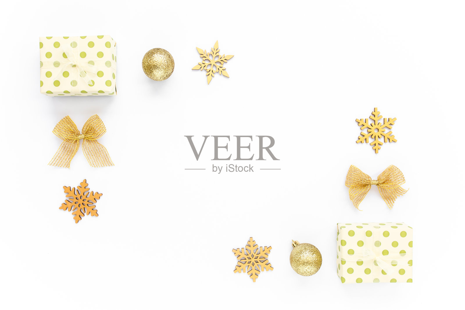 圣诞边框构图。框架制成的圣诞黄金装饰在白色的背景与空白的文本复制空间。前视图。平躺照片摄影图片