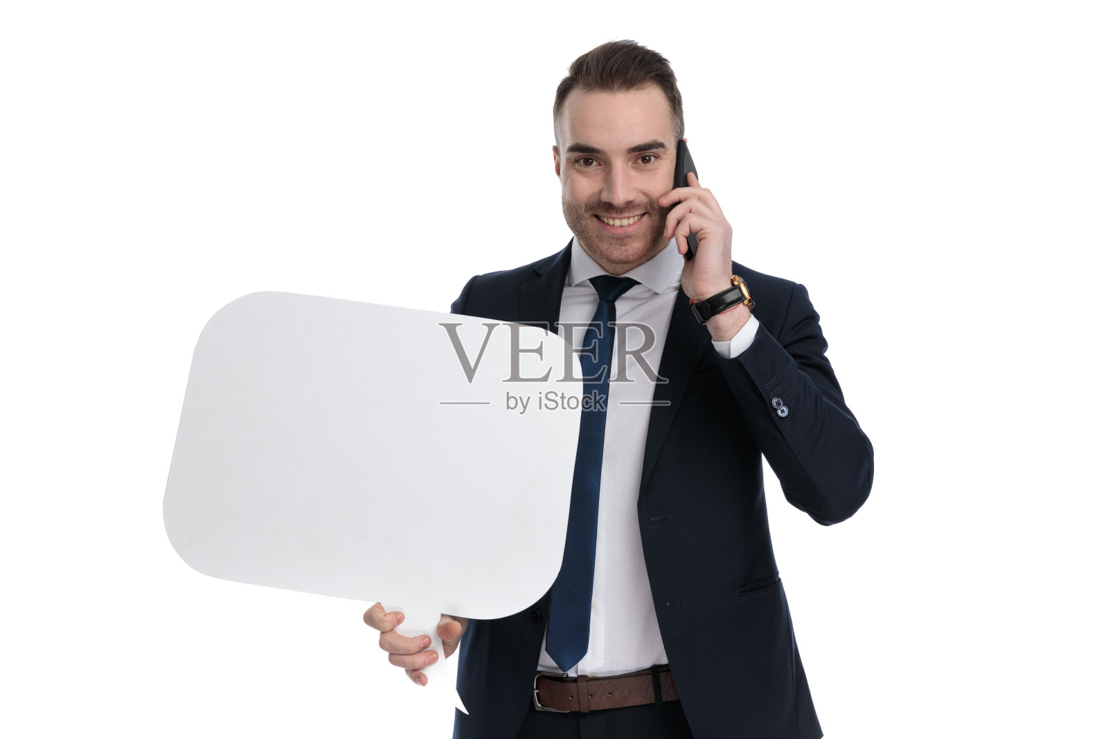 微笑的商人拿着演讲泡泡,用手机聊天照片摄影图片