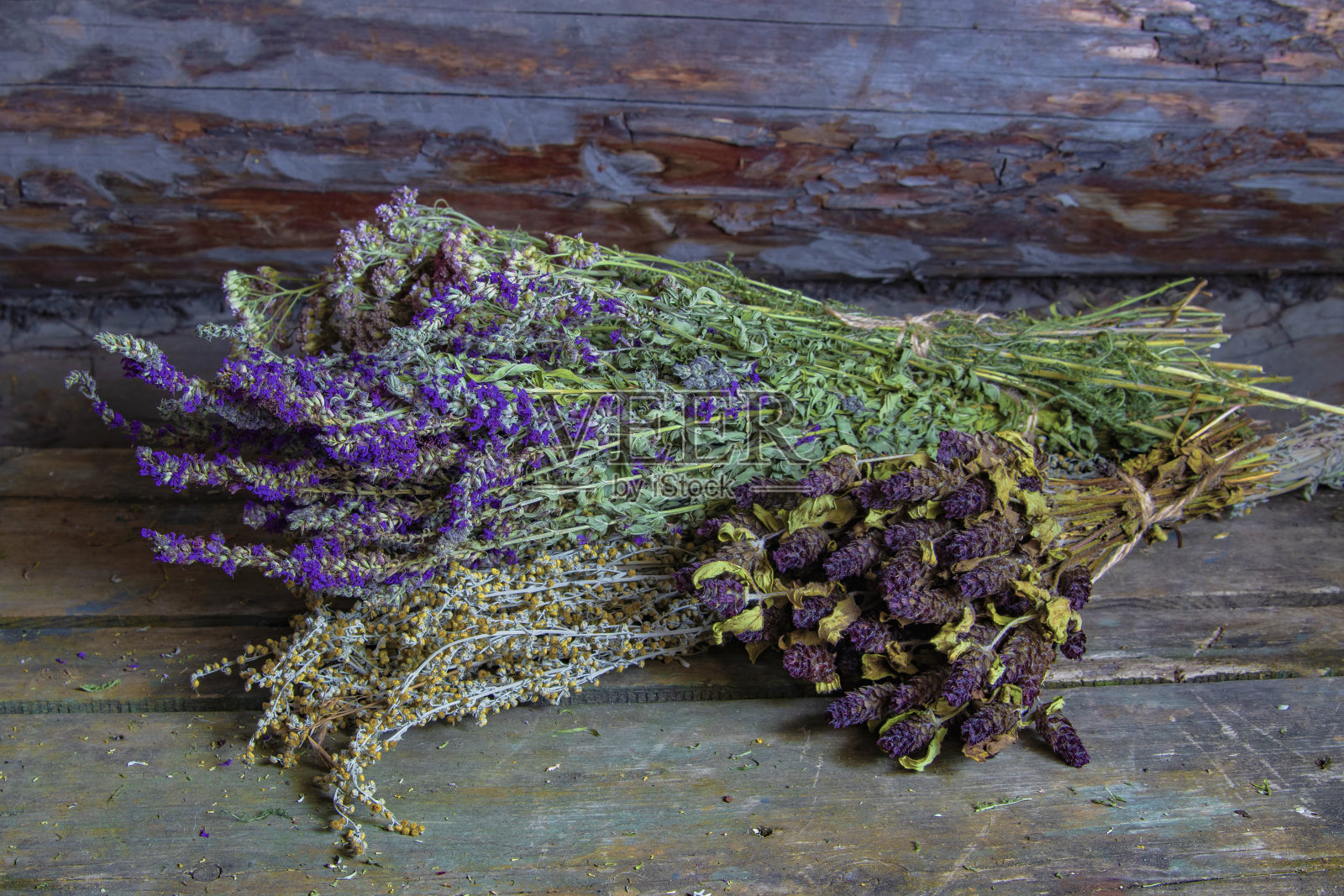 采集药用植物的季节。治疗干香草和花束鲜花。草药。复古的照片摄影图片