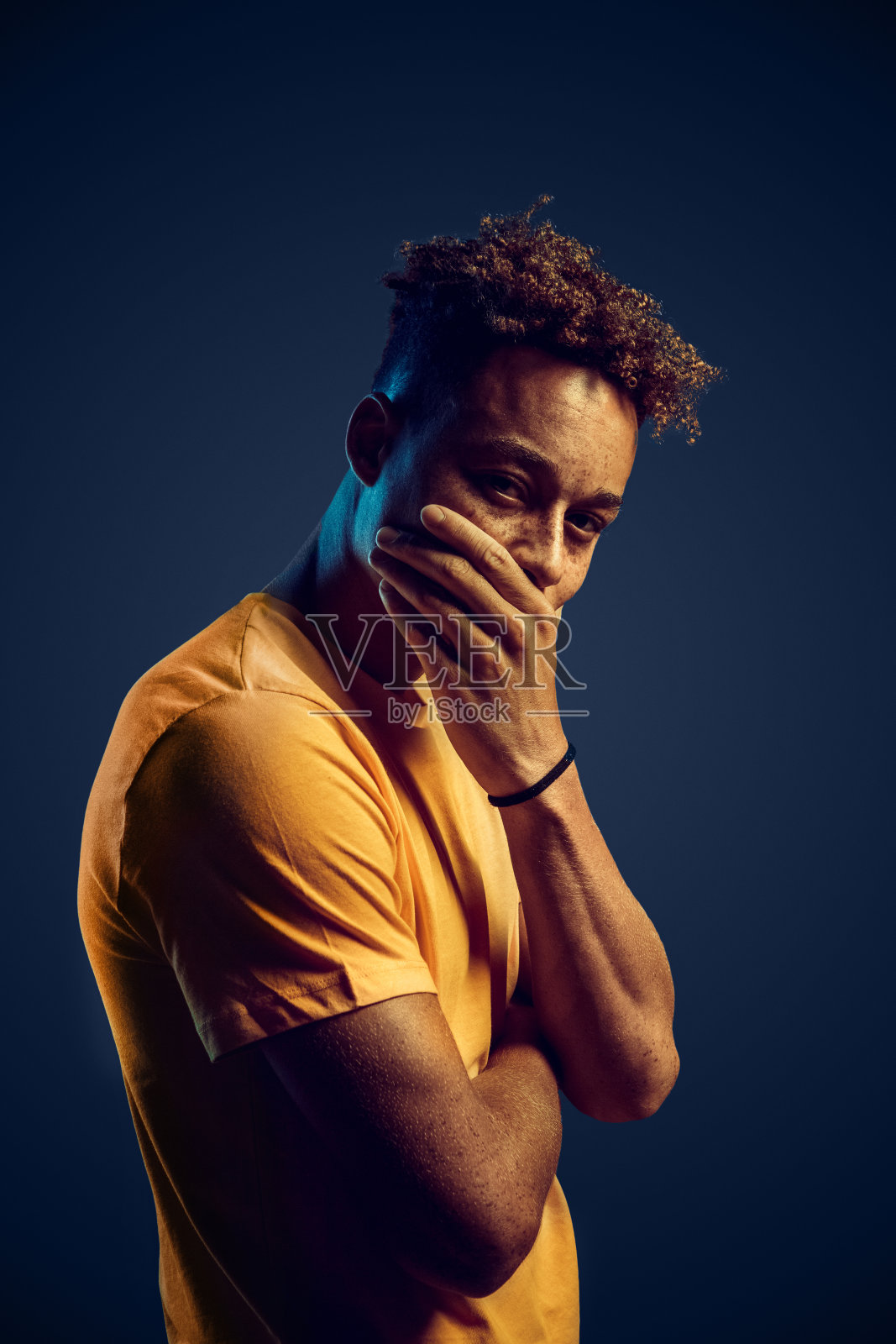 年轻的千禧一代用手掌捂着嘴照片摄影图片