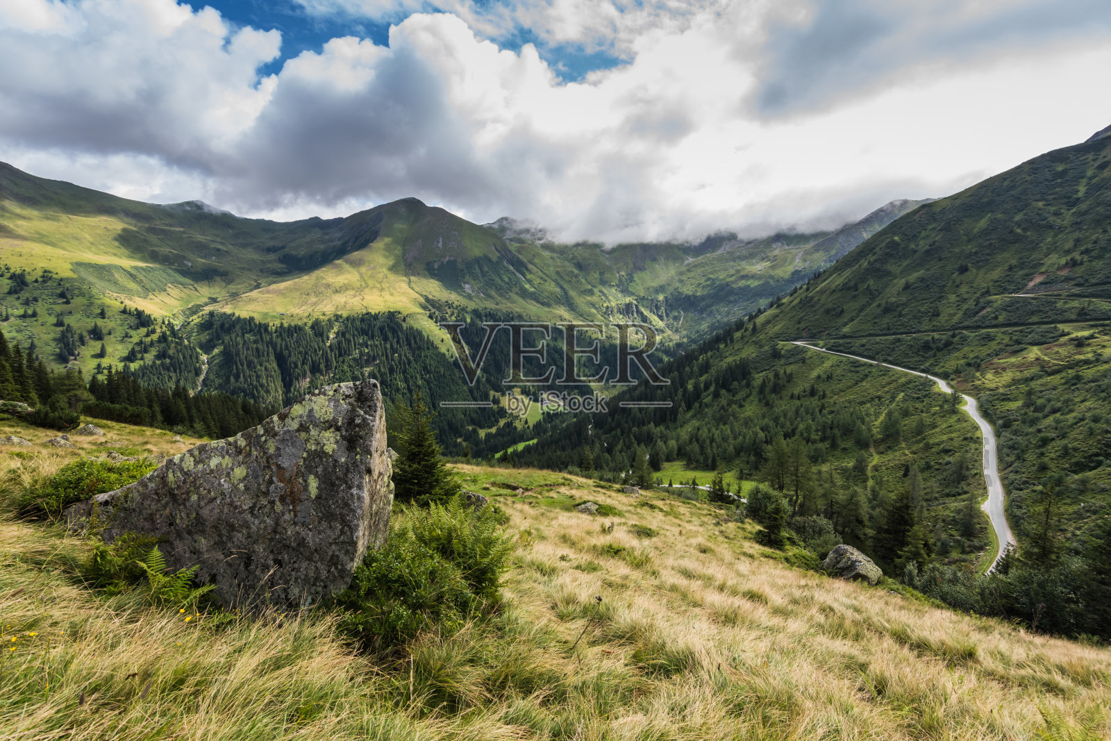 远足时在山上有岩石和街道照片摄影图片
