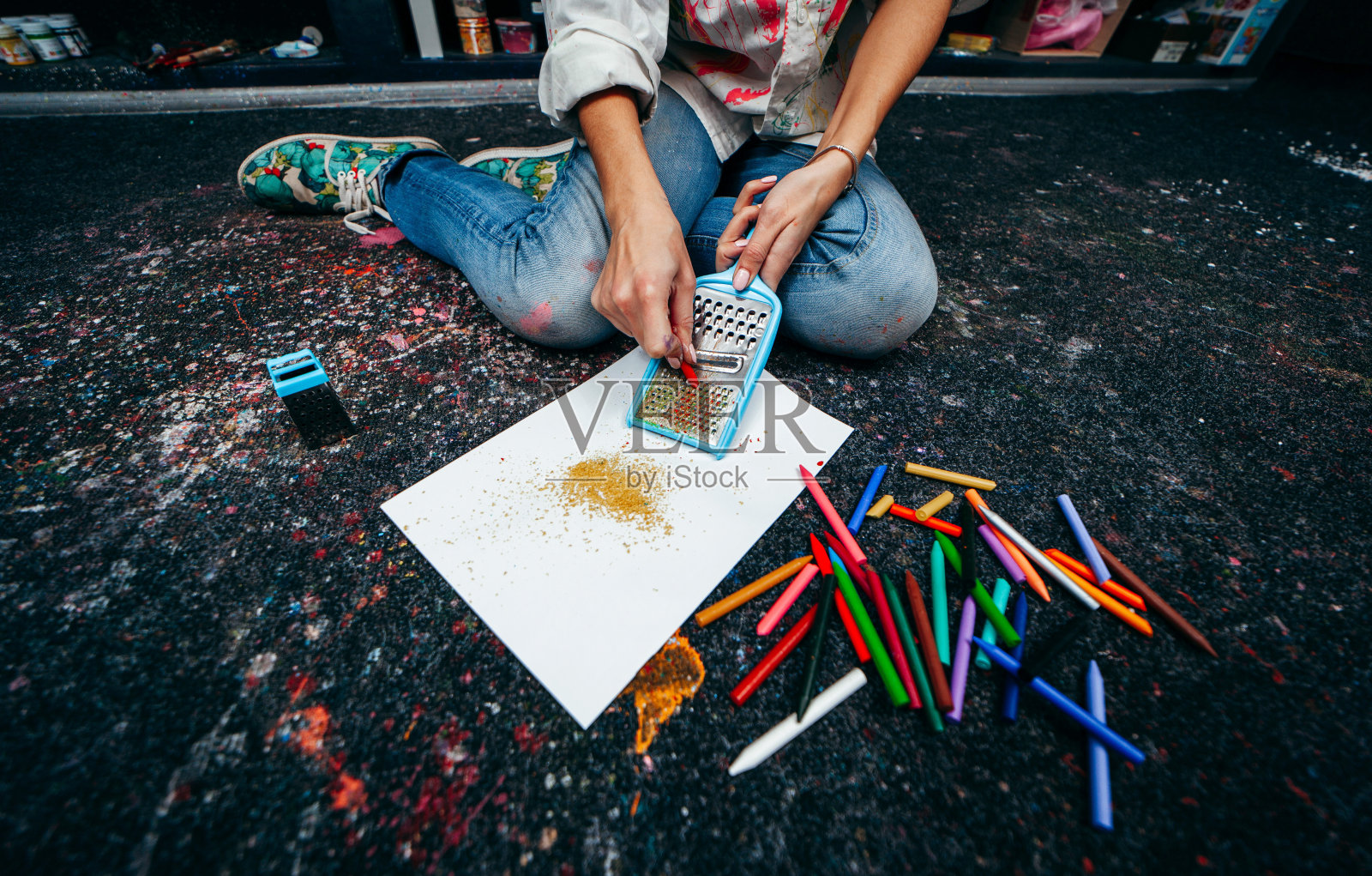 彩色铅笔在地板上照片摄影图片