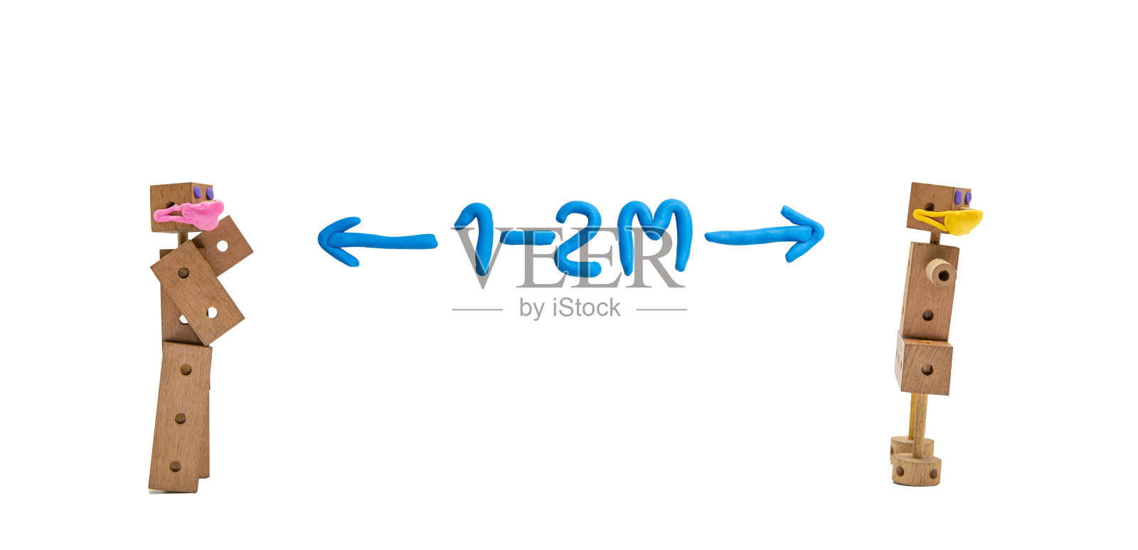 木制的娃娃与橡皮泥面具和字母表孤立在白色的背景照片摄影图片