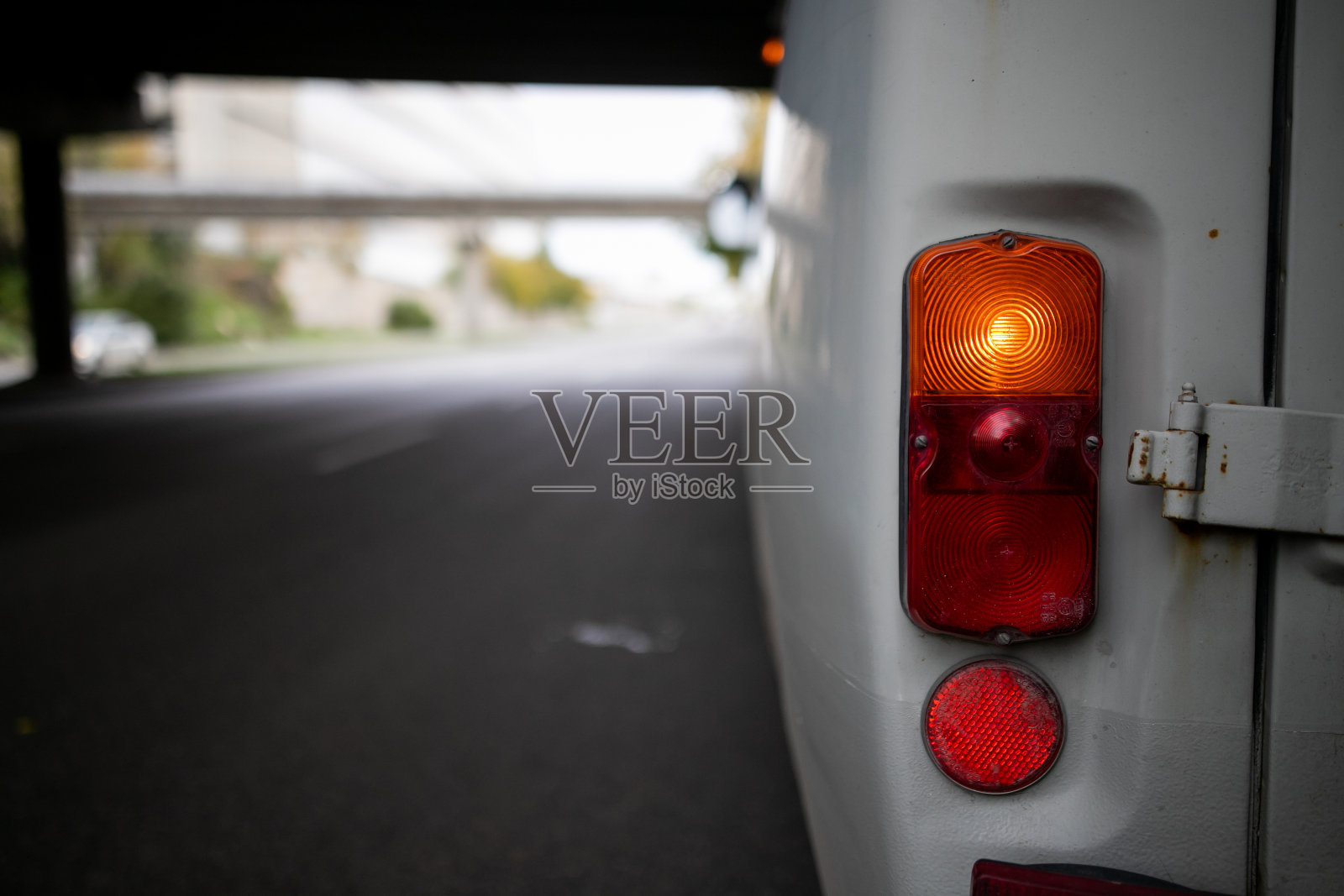 汽车尾灯技术安全标志。照片摄影图片