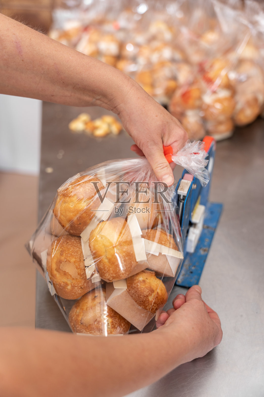 不认识的手合上了纸杯蛋糕袋照片摄影图片