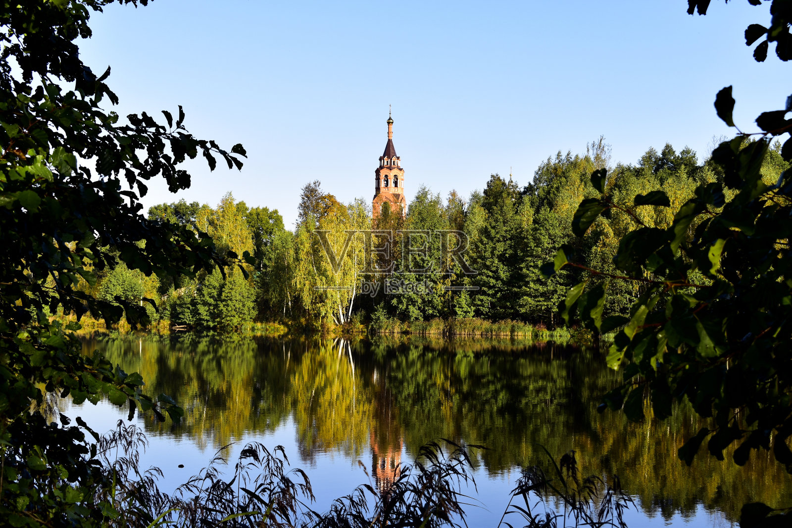 初秋的池塘边有一座教堂照片摄影图片