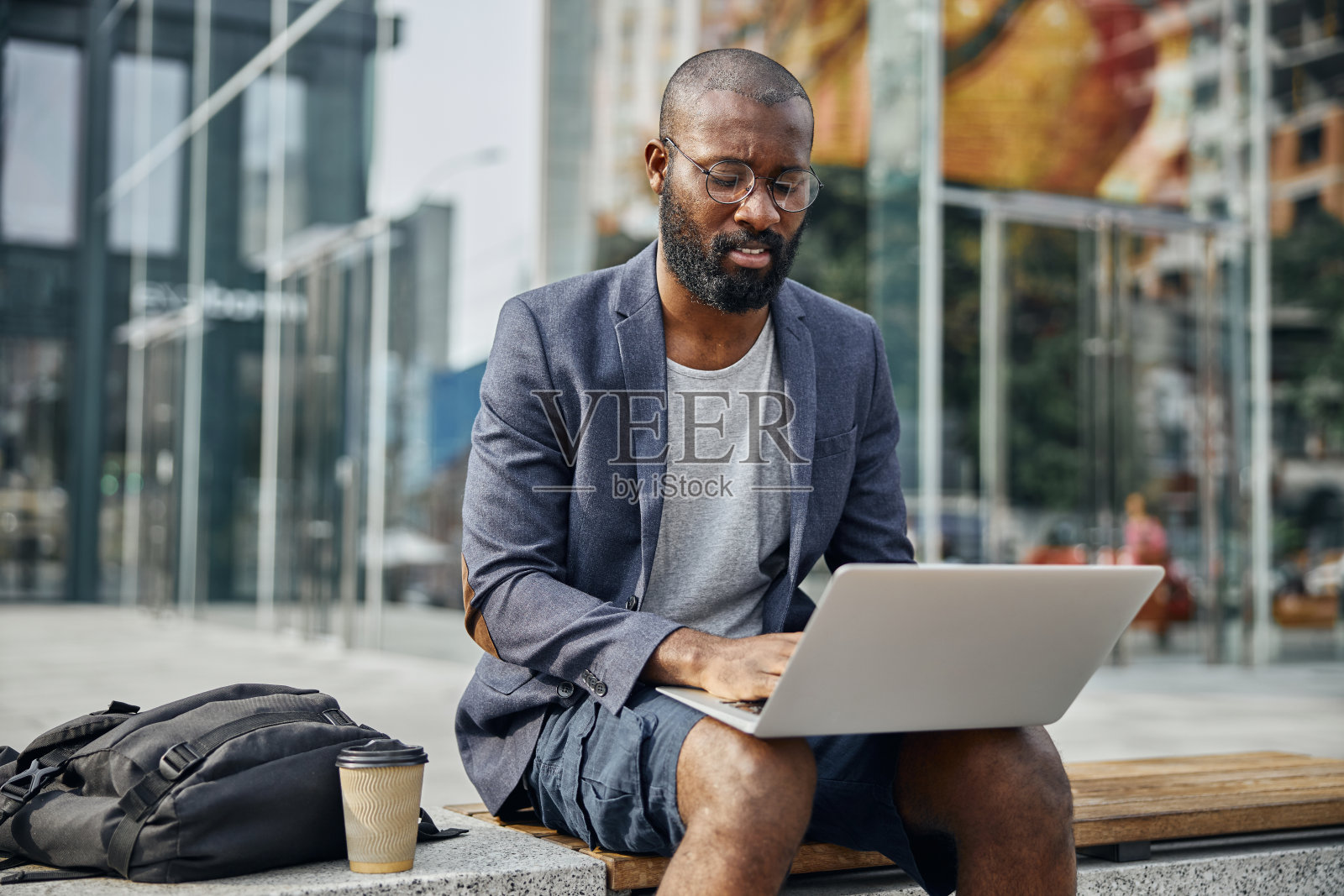 细心的国际男人在线聊天与同事照片摄影图片
