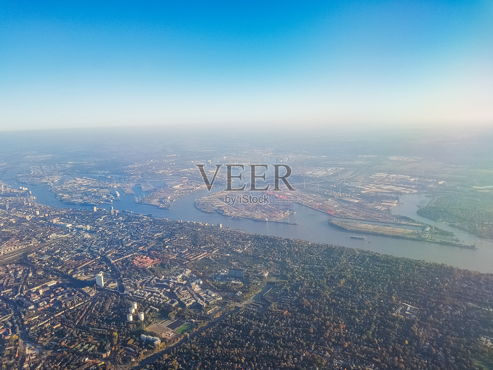 从飞机上看汉堡港照片摄影图片