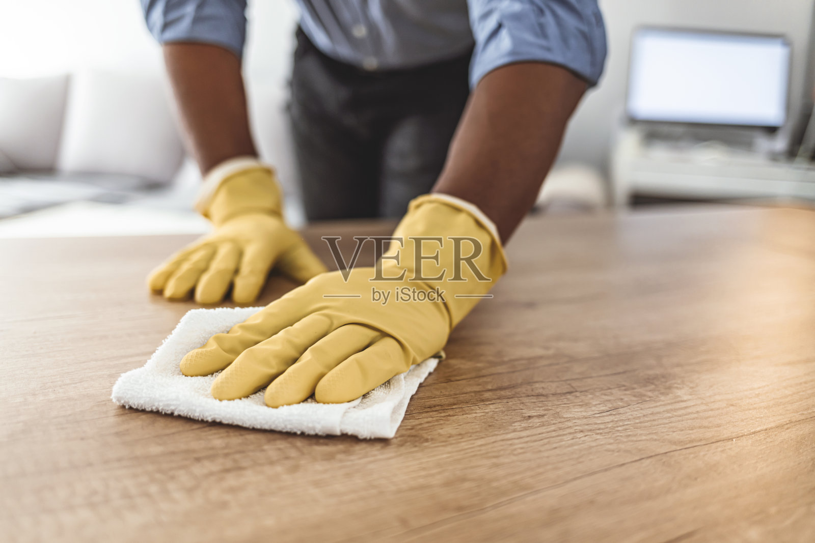 他一整天都在打扫卫生照片摄影图片