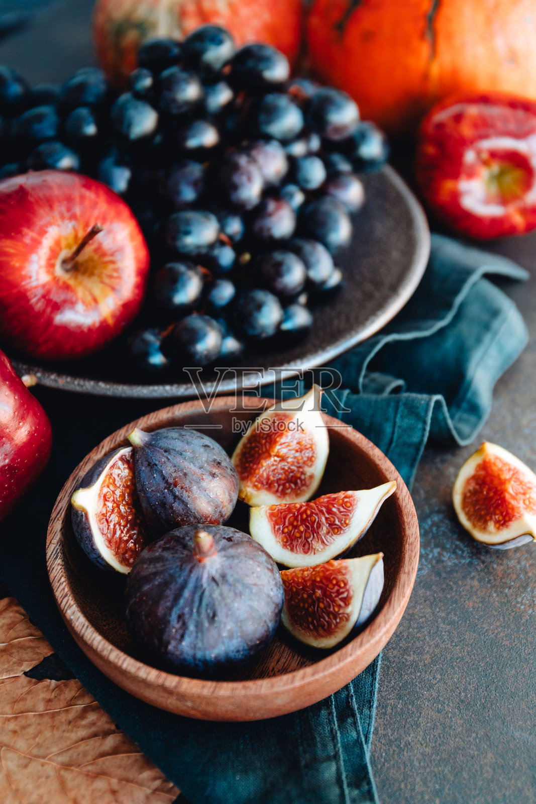 秋天的食物,红苹果,无花果,葡萄和南瓜。照片摄影图片