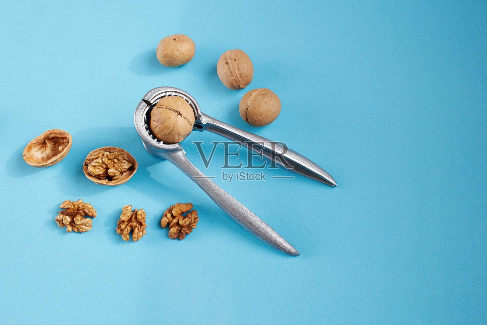 核桃仁和胡桃夹照片摄影图片