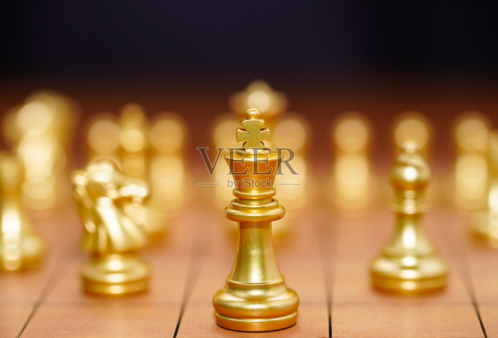 金王棋子立在木质棋盘上照片摄影图片