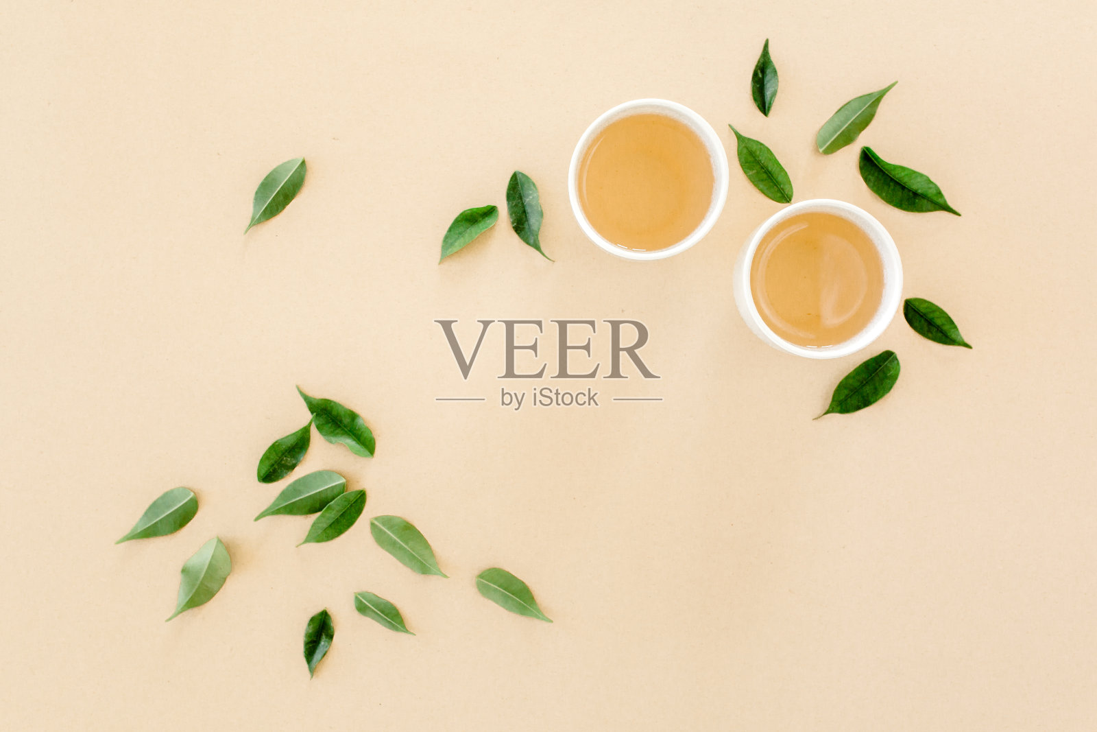 一杯带茶叶的新鲜绿茶。平躺,俯视图。茶的概念照片摄影图片