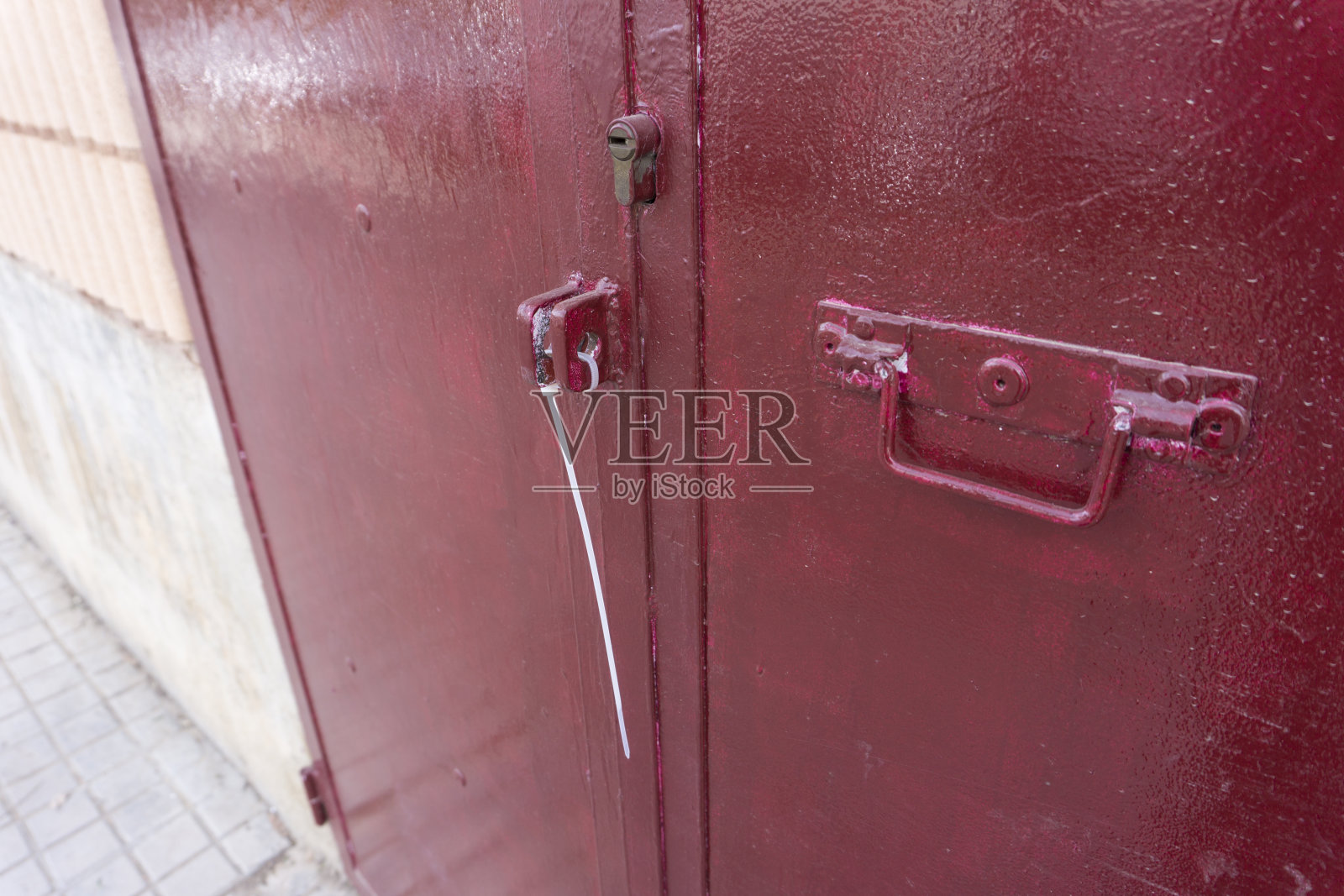 红色的门带凸缘关闭照片摄影图片