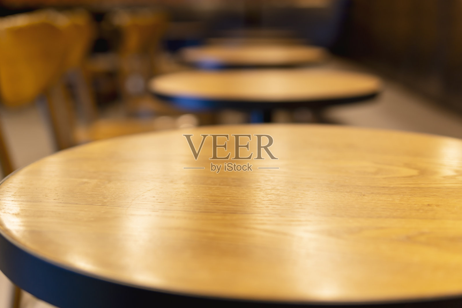 一个咖啡馆里的空桌子和椅子的特写照片摄影图片