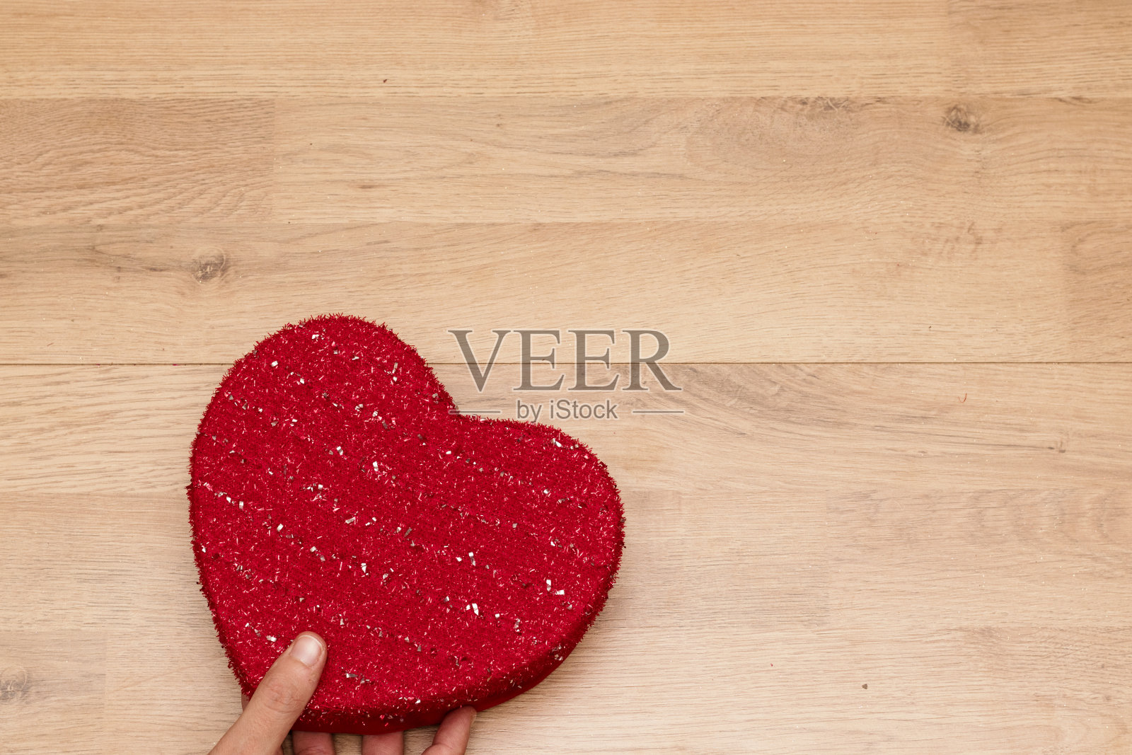 情人节或母亲节快乐,木制桌子上有心形的象征照片摄影图片