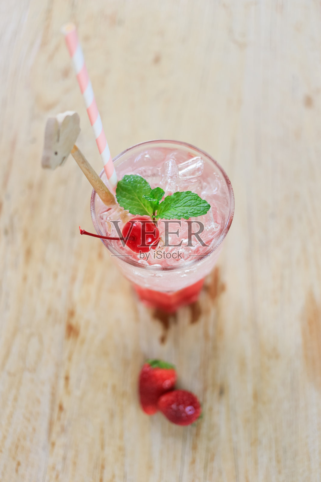 木地板上有草莓水。照片摄影图片