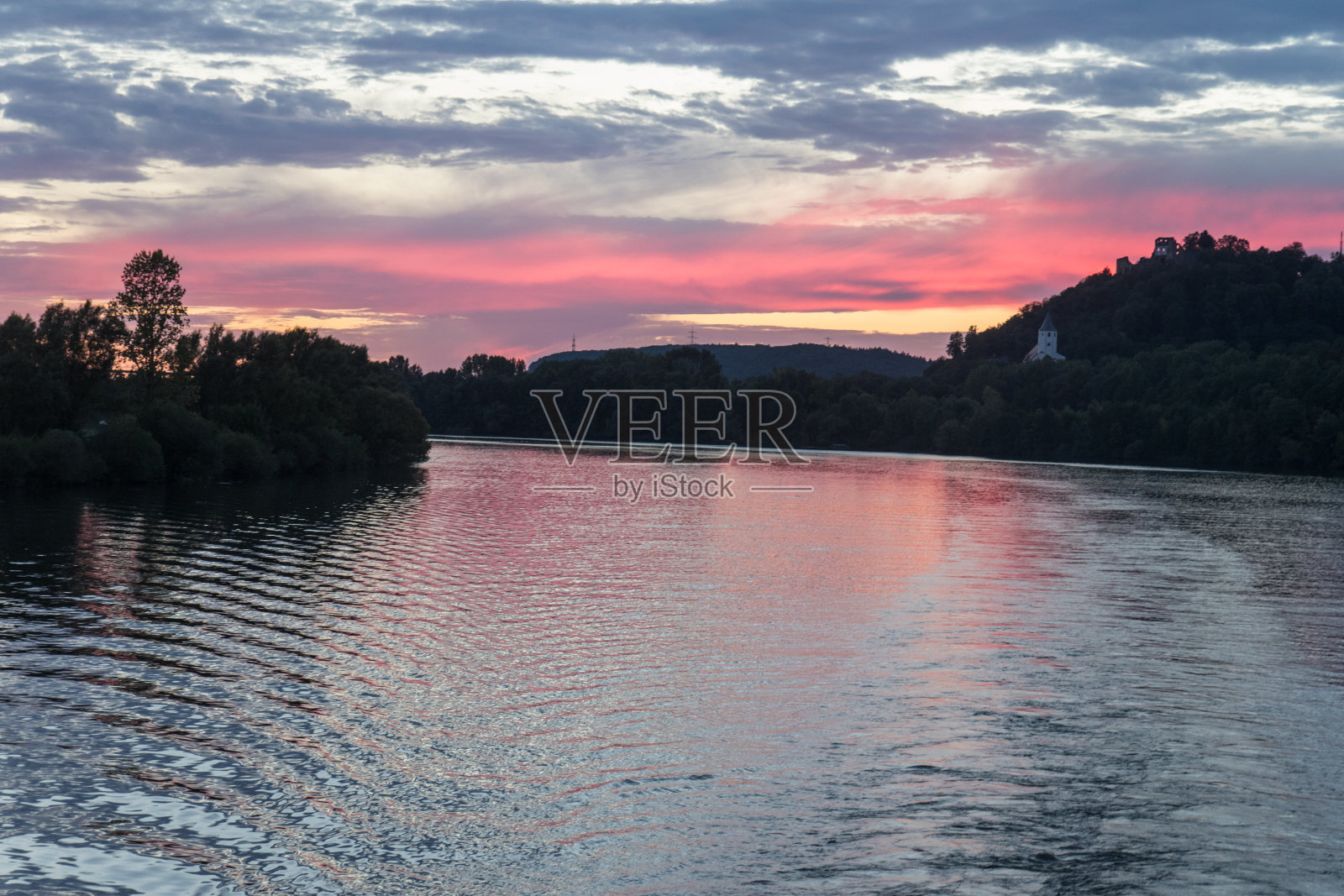 雷根斯堡旁边多瑙餐厅的日落照片摄影图片