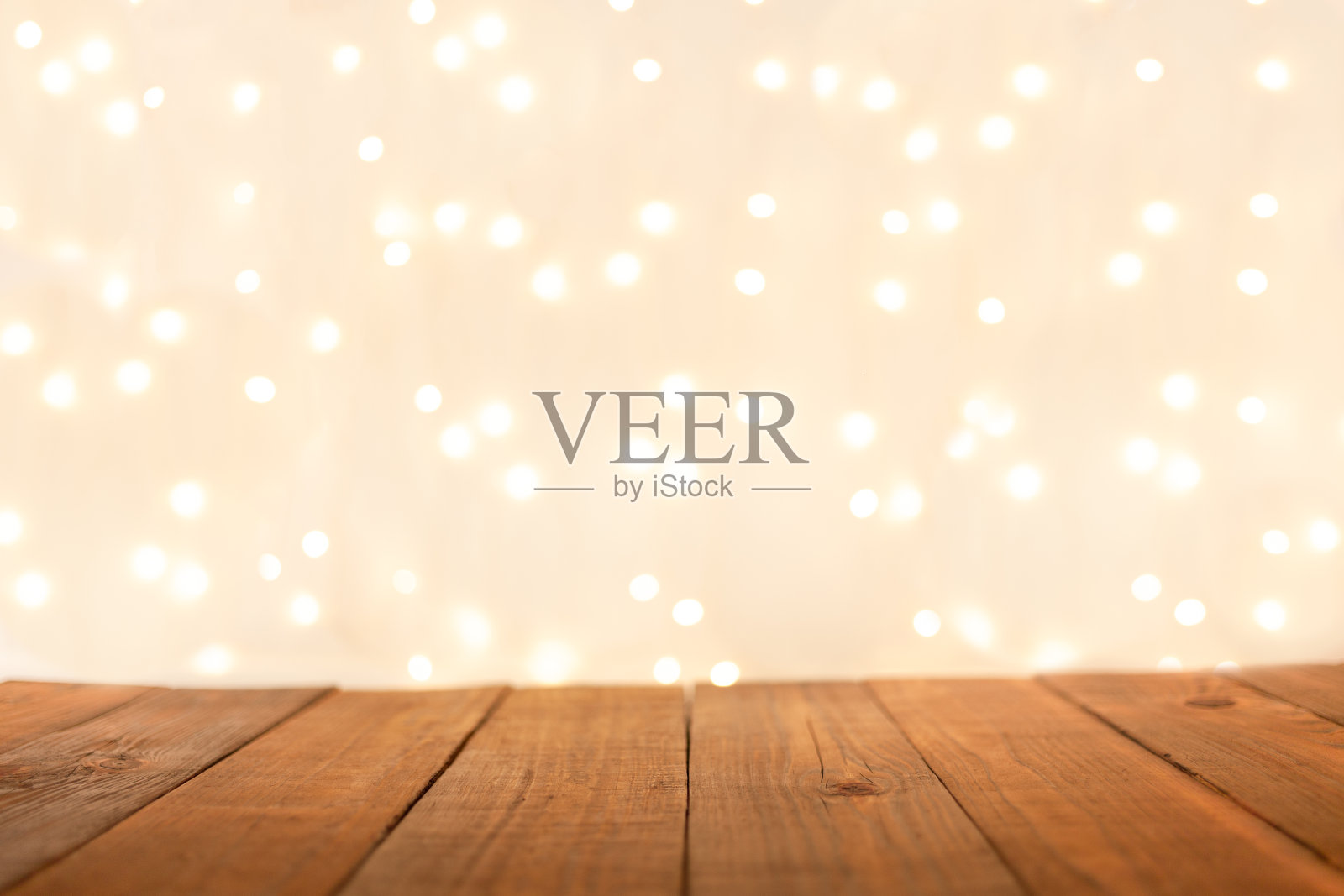 圣诞空空如也的木桌,圣诞的桌子上模糊的灯散焦。照片摄影图片