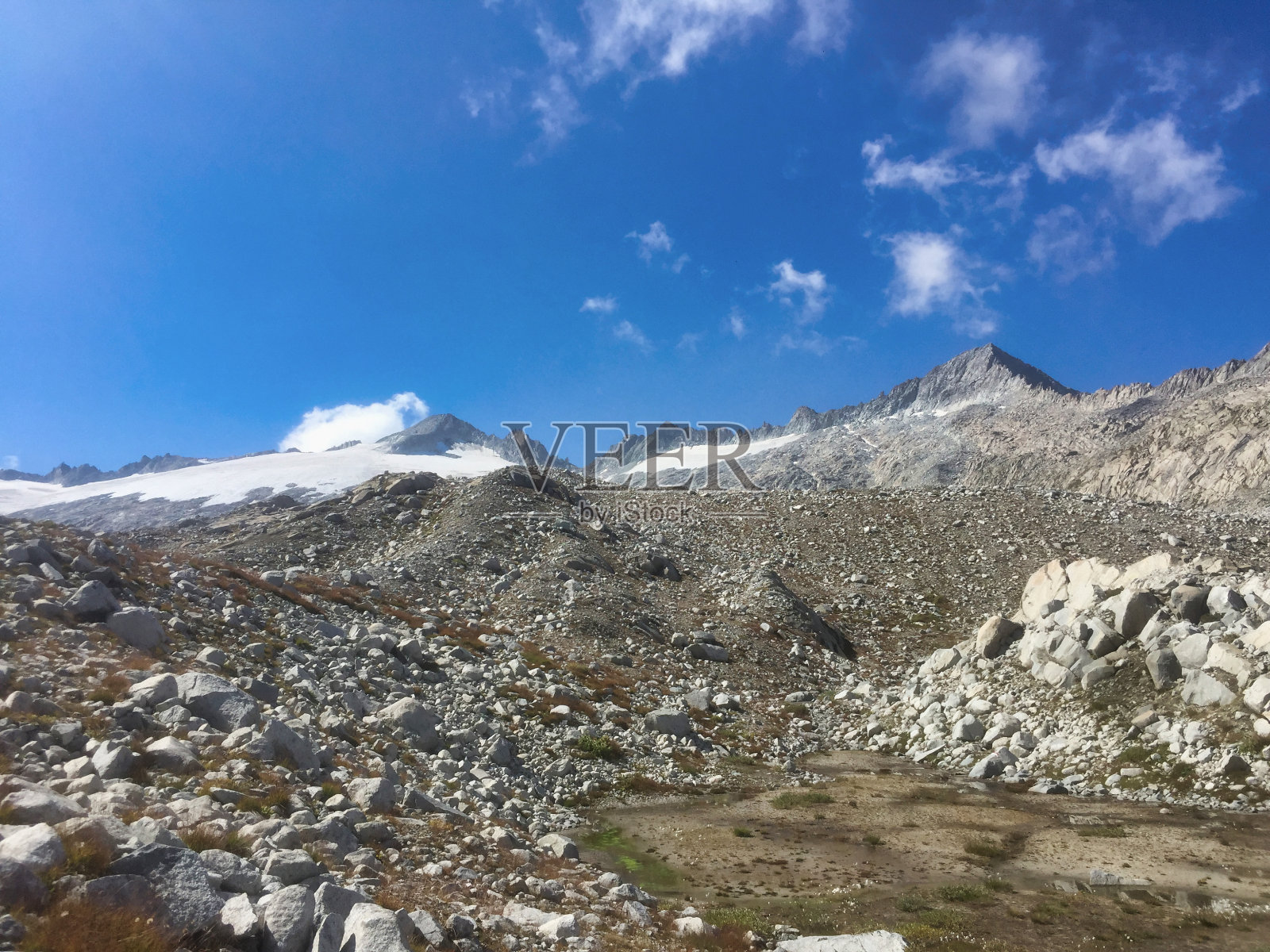 在一个阳光明媚的日子里,阿达梅洛山脉和冰川的全景照片摄影图片
