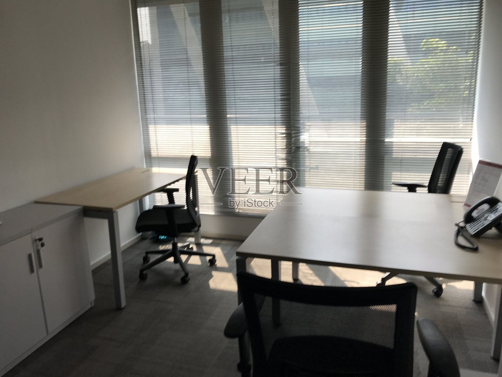 现代办公室的内部照片摄影图片