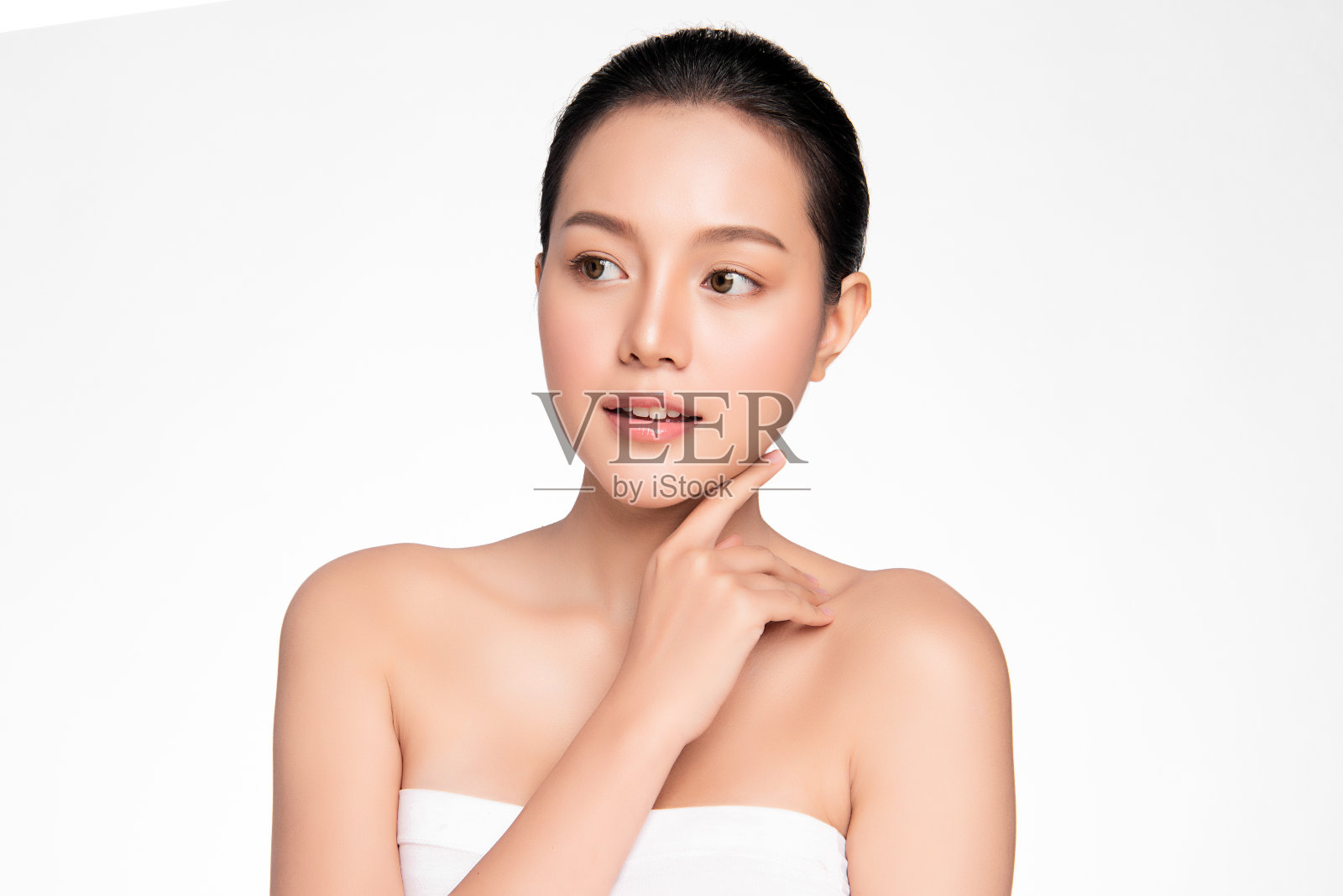 美丽的年轻亚洲女人与干净的新鲜的皮肤在白色的背景,面部护理,面部治疗,美容,美容和水疗,亚洲妇女肖像照片摄影图片