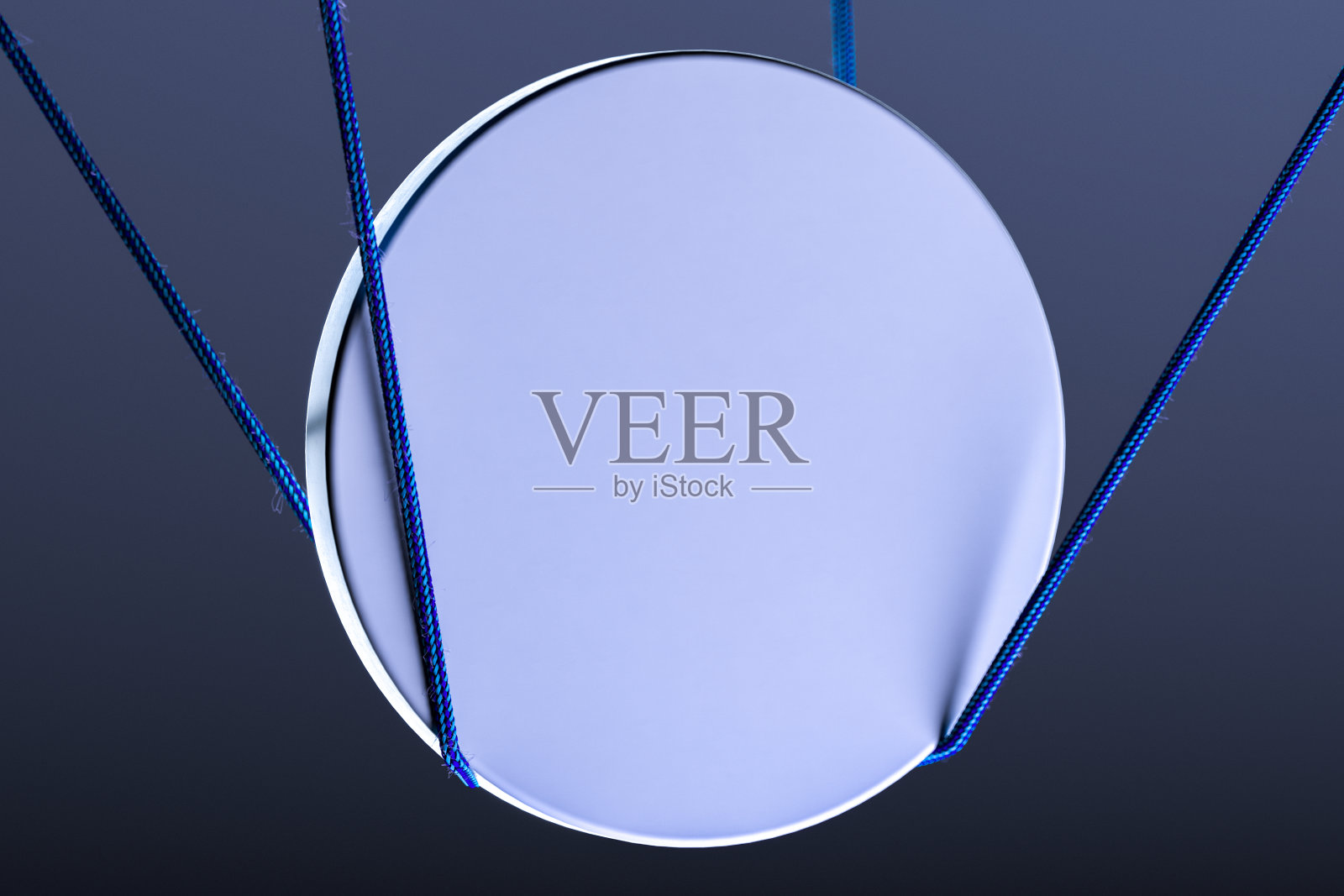 空白圆形招牌模型与绳子捆绑。在黑暗的背景和灯光照明的空标识模板。3d渲染照片摄影图片