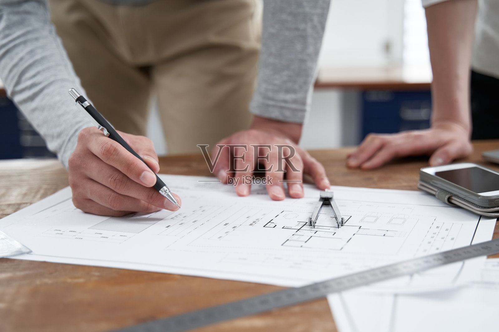 日本建筑师在一个非正式的办公室会议上照片摄影图片