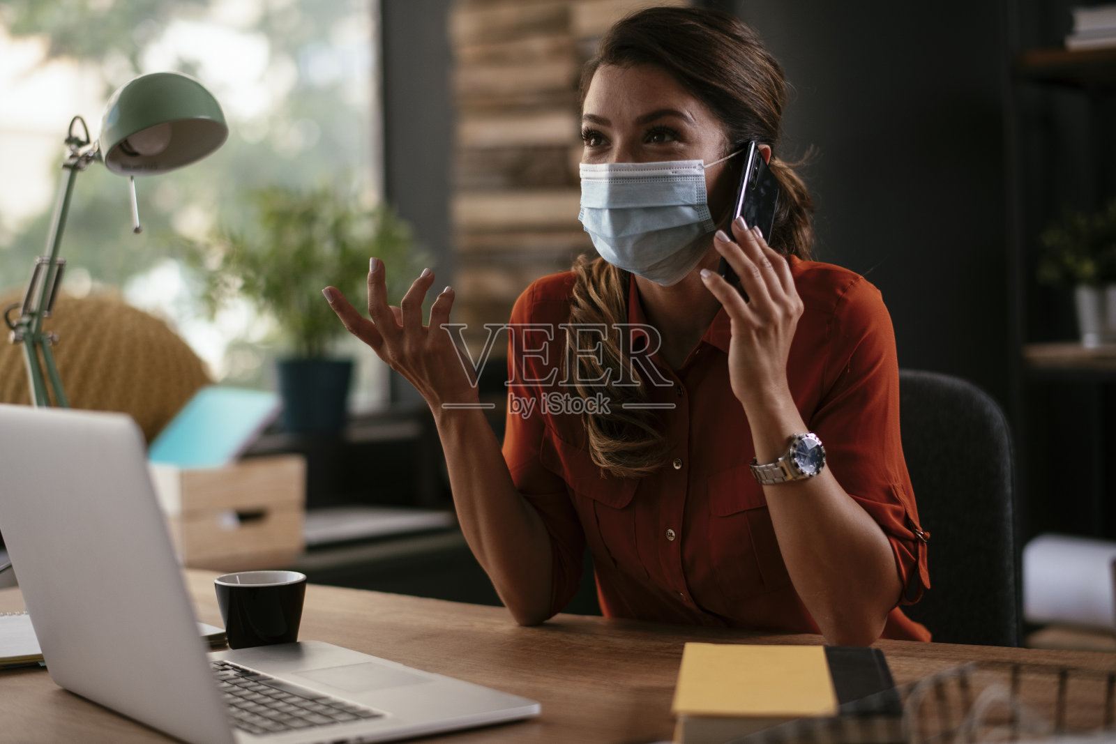 年轻的女商人正在打电话照片摄影图片