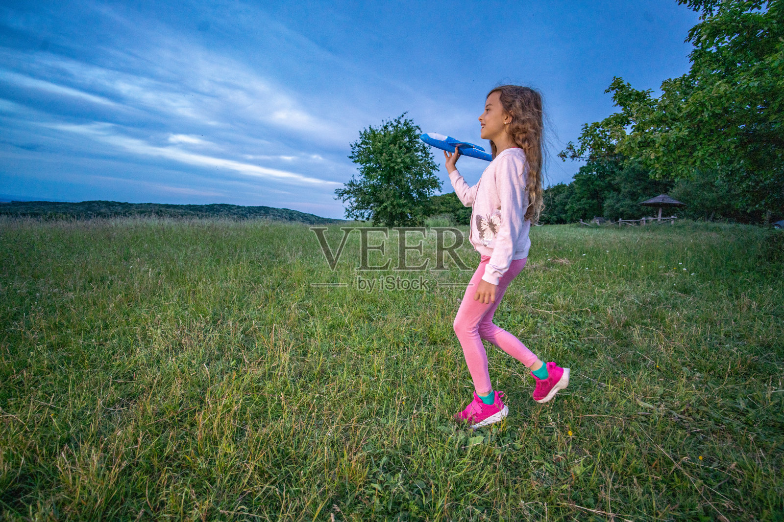 小女孩在大自然中玩耍照片摄影图片