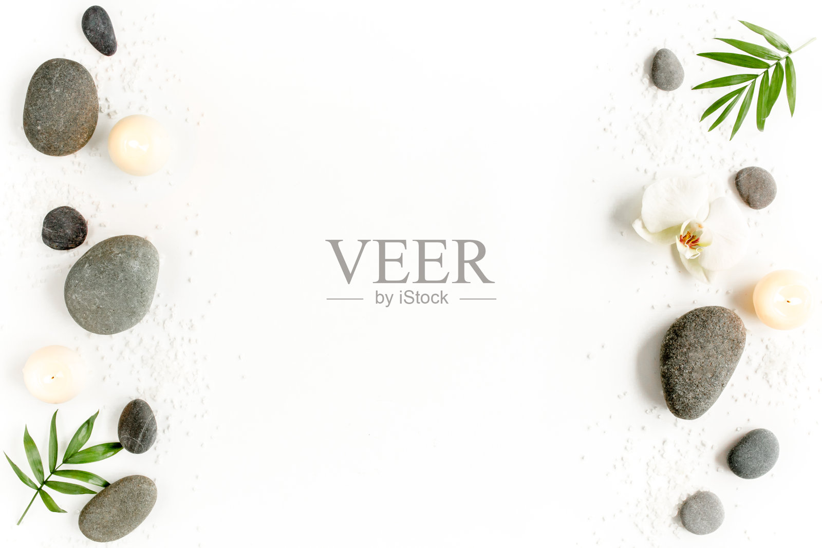 温泉石,棕榈叶,花白兰,蜡烛和禅宗像灰色的石头在白色的背景。平躺,俯视图照片摄影图片