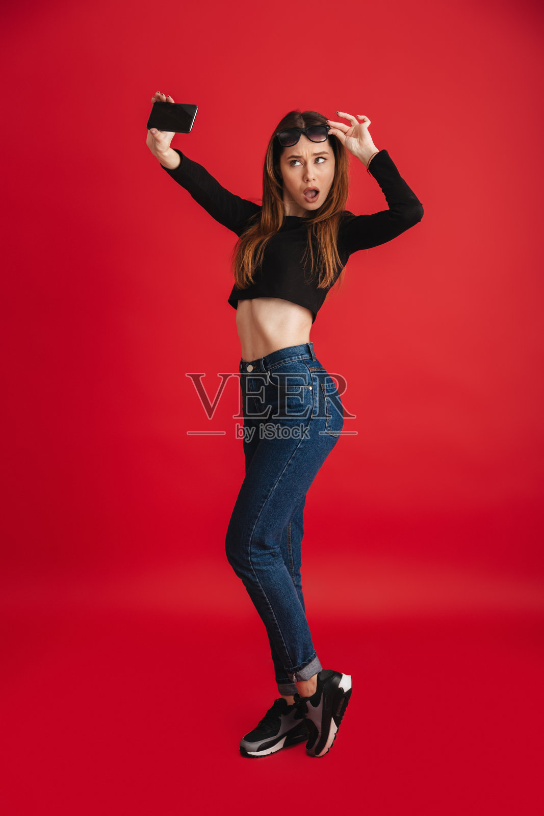 全身像一个卖弄风情的时尚女孩戴着墨镜照片摄影图片