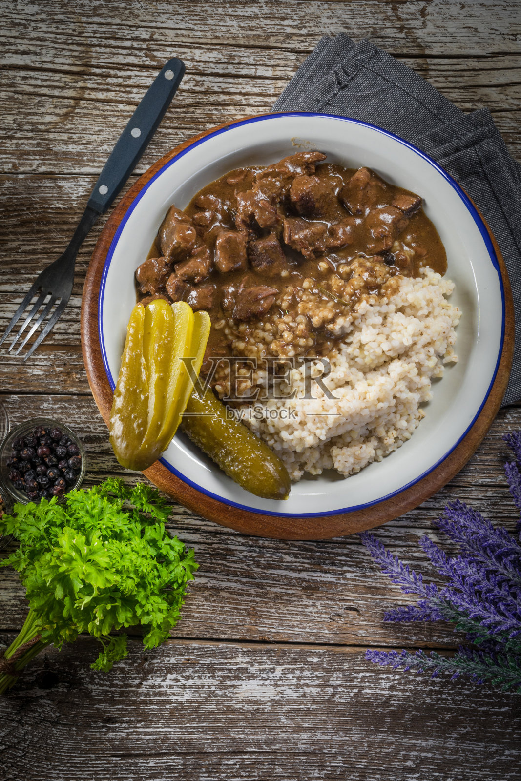 青稞腌黄瓜炖牛肉。照片摄影图片