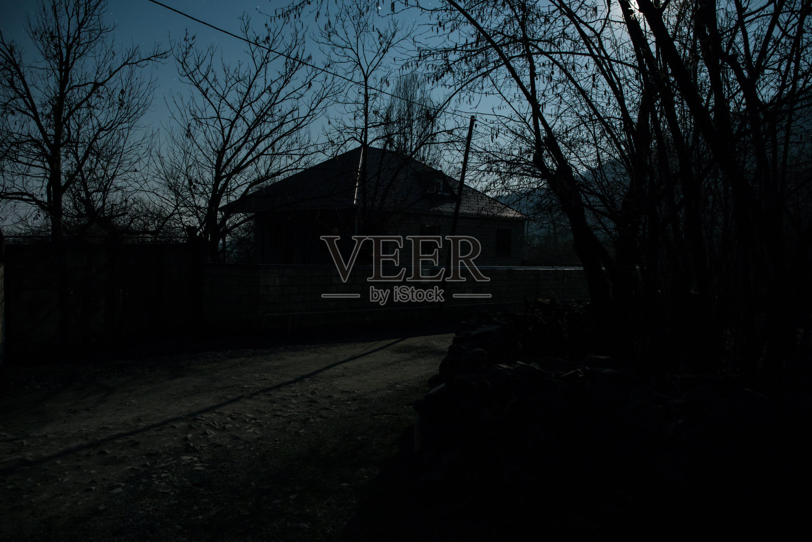 夜晚宁静村庄的满月。美丽的夜景老城区街道与灯光照片摄影图片