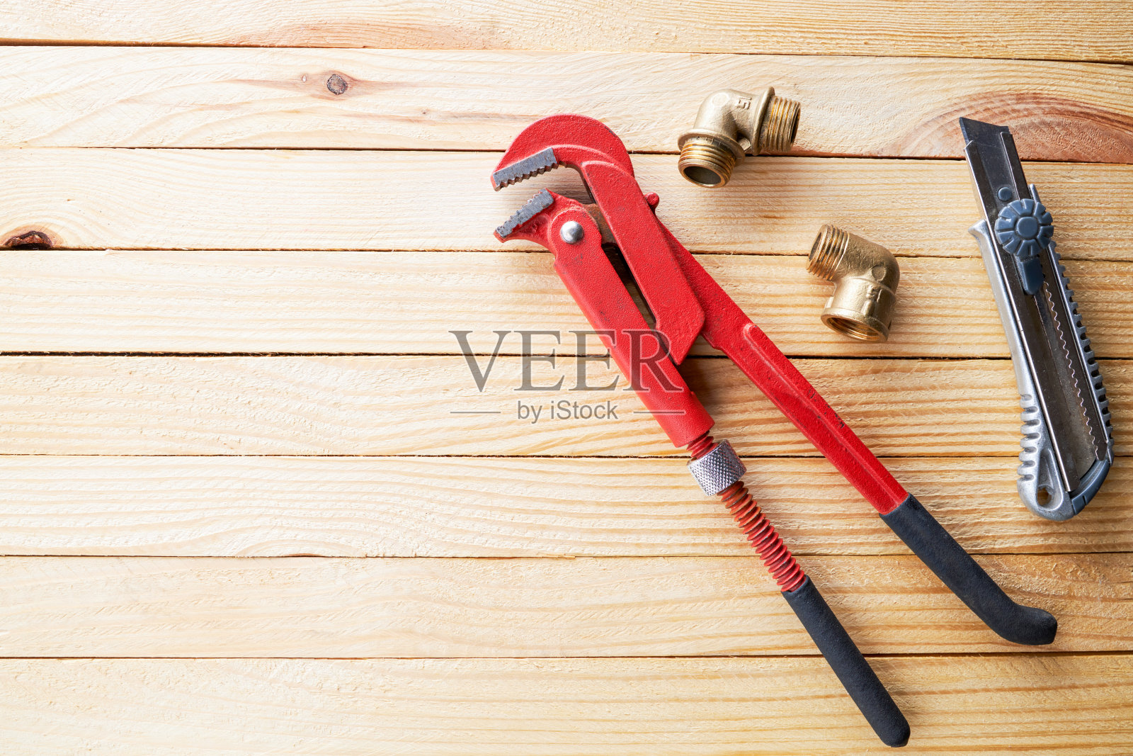 家用水管工配件放在木桌上。工具来做家务照片摄影图片