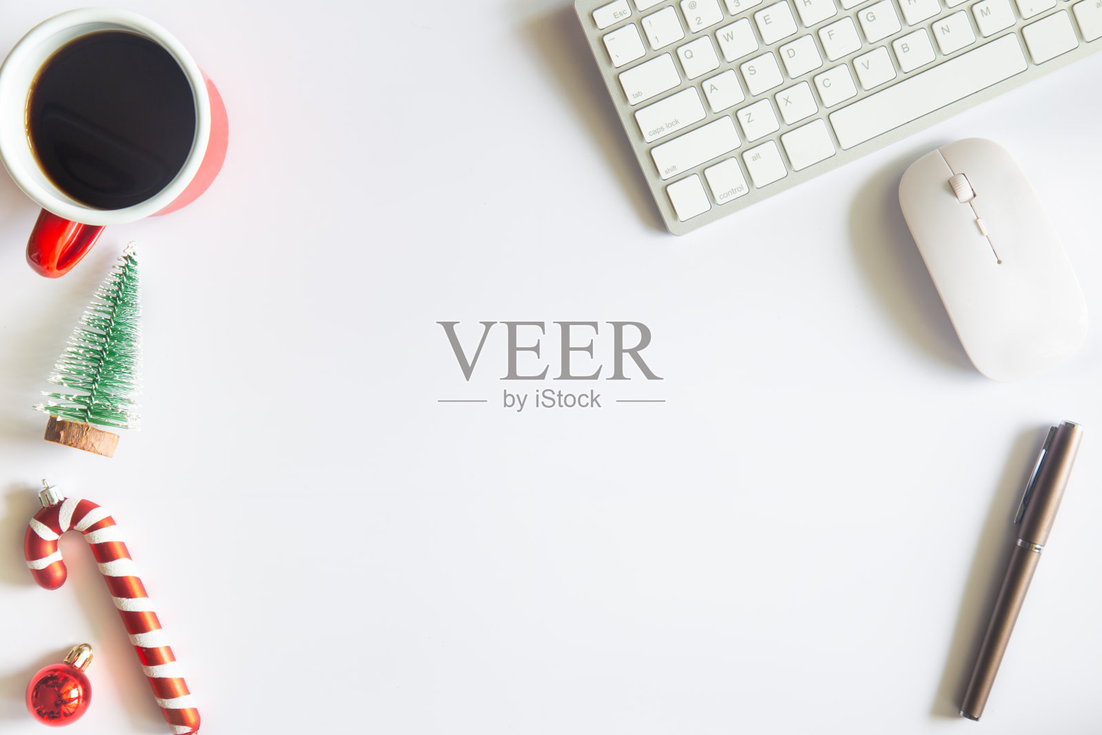 白色圣诞,办公桌办公笔记本电脑,装饰和工作用品与一杯咖啡。顶部视图与复制空间输入文本。平铺书桌桌子冬天圣诞节。业务假期的概念。照片摄影图片