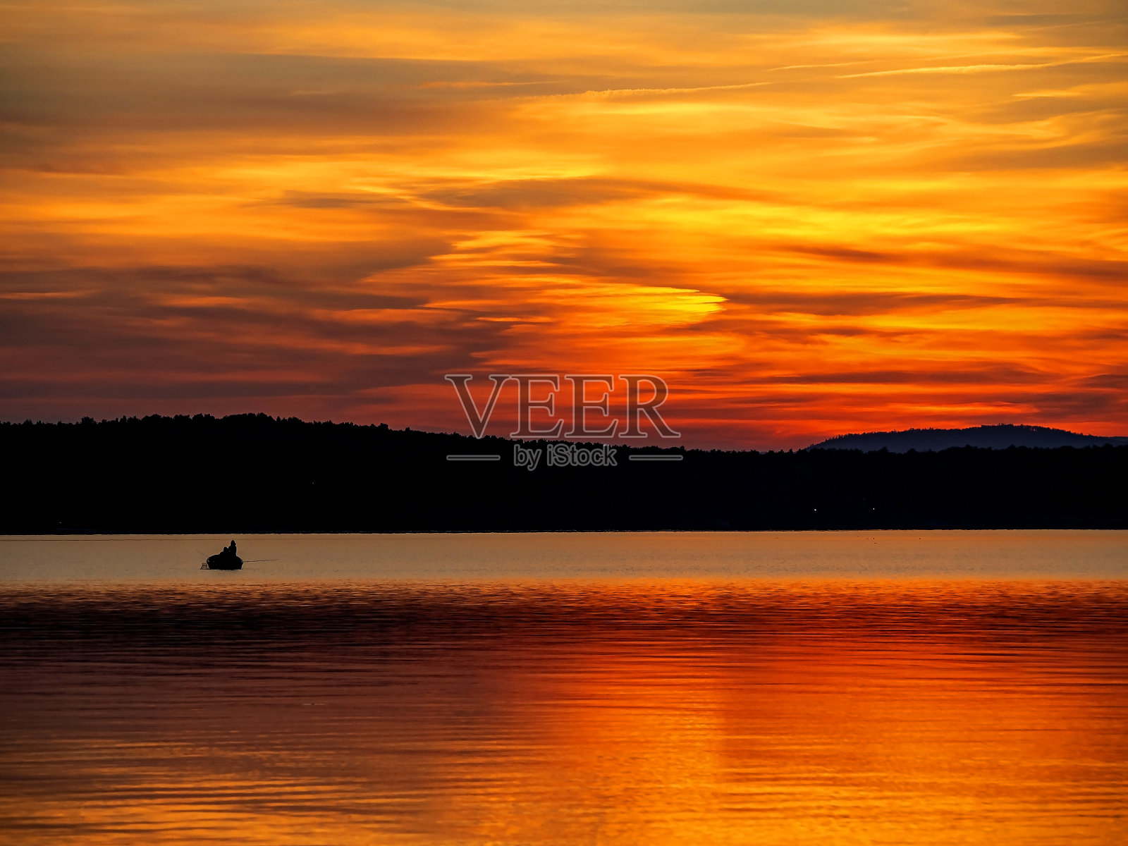 美丽的金色日落在一个平静的湖,夏天,乌维迪湖,乌拉尔南部照片摄影图片