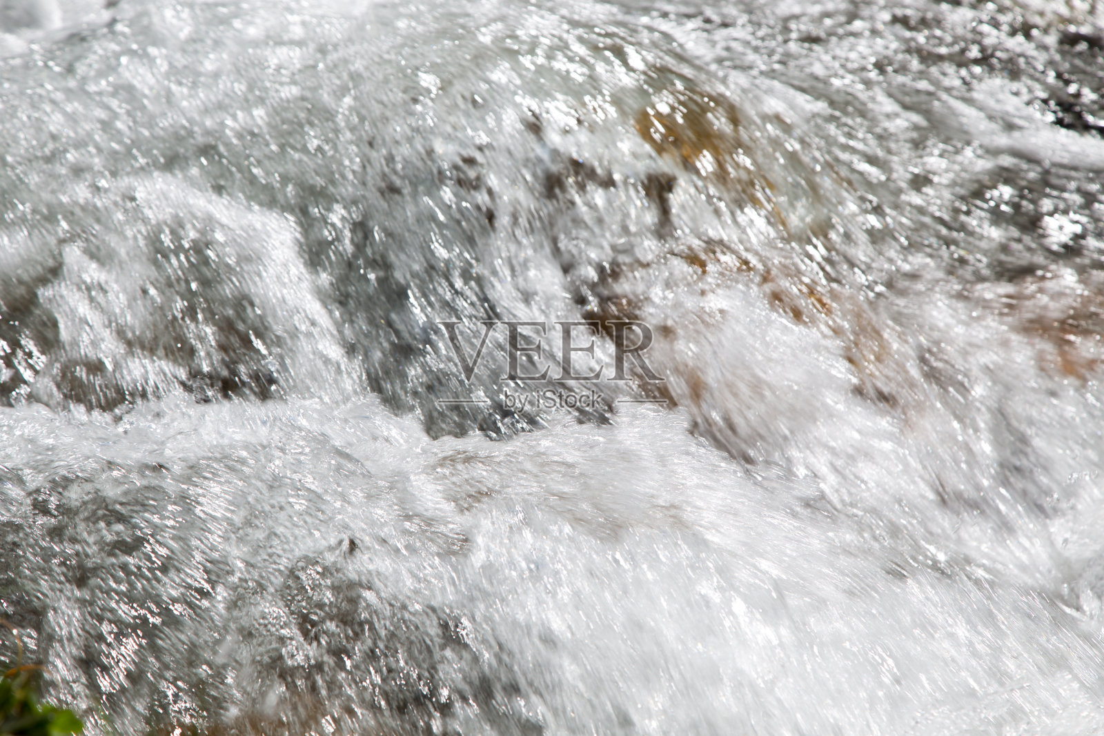 山中的水在汹涌的河中。美丽的自然背景的石头和水。清澈的河水和湍急的河水的纹理。照片摄影图片