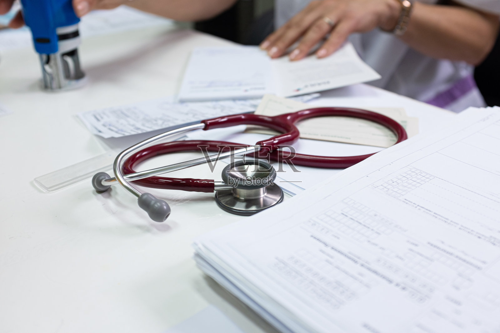 近距离听诊器和病人治疗的文件照片摄影图片