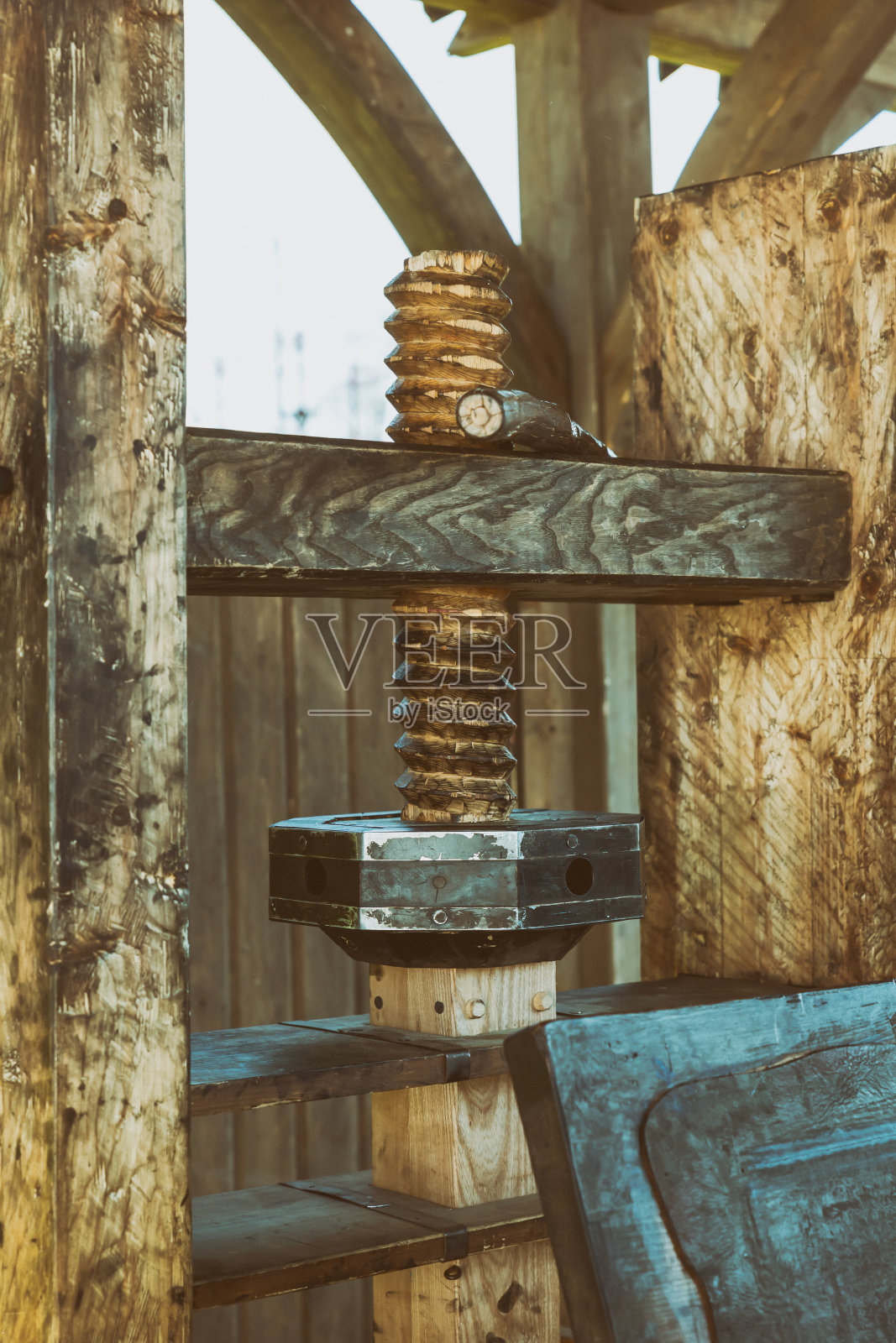 印刷机构的一部分,垂直木压板螺丝紧合照片摄影图片