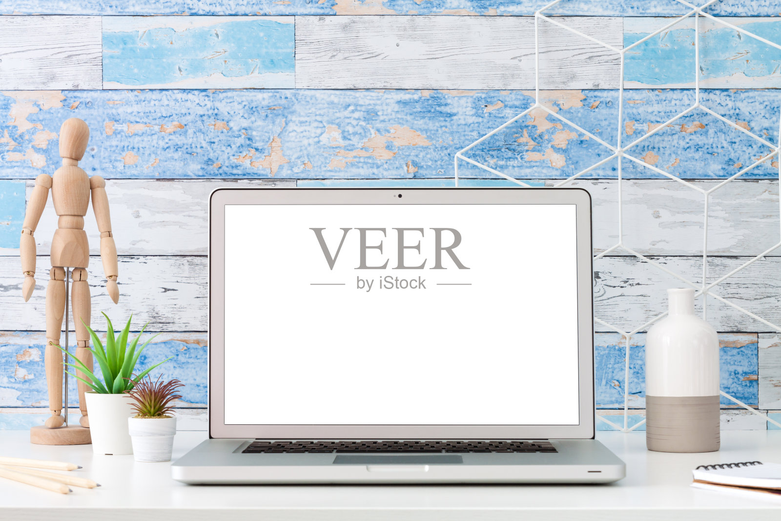 写字台配有开放式笔记本电脑和办公用品。照片摄影图片